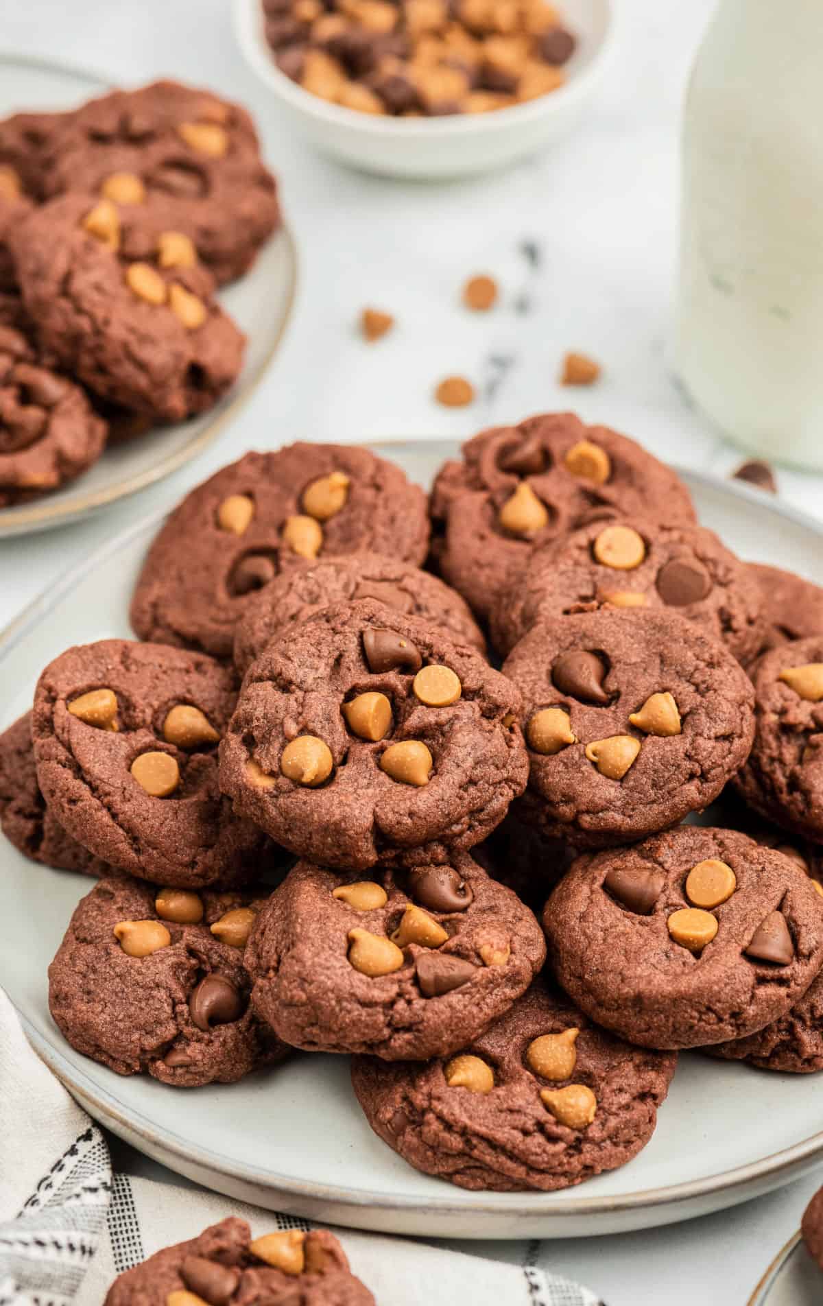 Un montón de galletas con trocitos de chocolate en un plato blanco.
