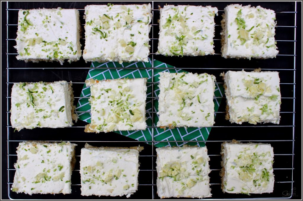 En Bake Key Lime Cheesecake Bar en una rejilla para enfriar, mirando de arriba a abajo.