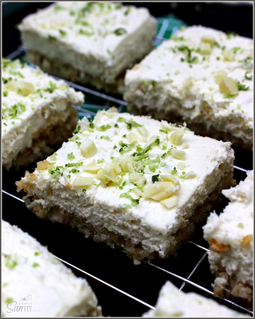 No hornee de cerca la barra de tarta de queso con limón en la rejilla para enfriar.