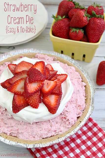 Strawberry Cream Pie {fácil y sin hornear} está lleno de fresas frescas y queso crema, ¡obtiene un sabor extra de la mezcla de pudín instantáneo! ¡Sirva esto en su próxima reunión y vea cómo desaparece! #fresas #pastel #sinhornear