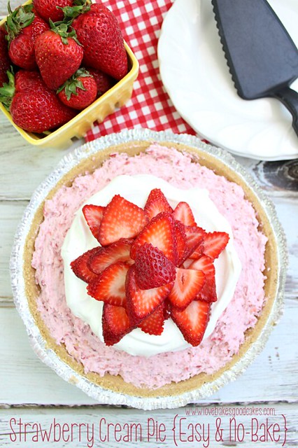 Strawberry Cream Pie {fácil y sin hornear} está lleno de fresas frescas y queso crema, ¡obtiene un sabor extra de la mezcla de pudín instantáneo! ¡Sirva esto en su próxima reunión y vea cómo desaparece! #fresas #pastel #sinhornear