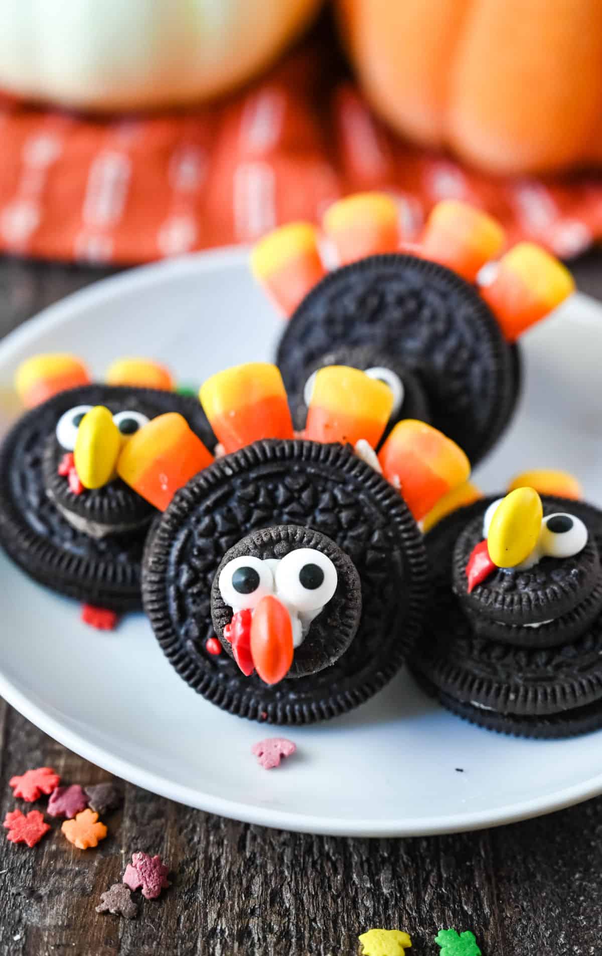 Galletas de pavo Oreo en un plato blanco.