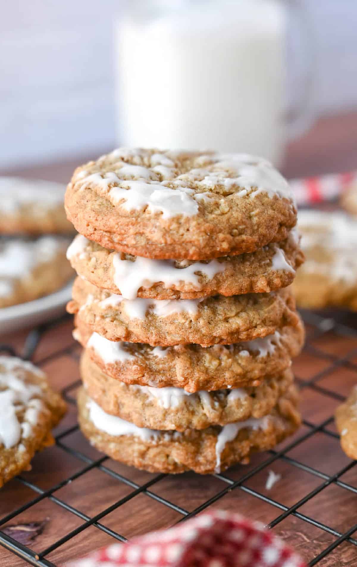 Un montón de galletas de avena congeladas a la antigua