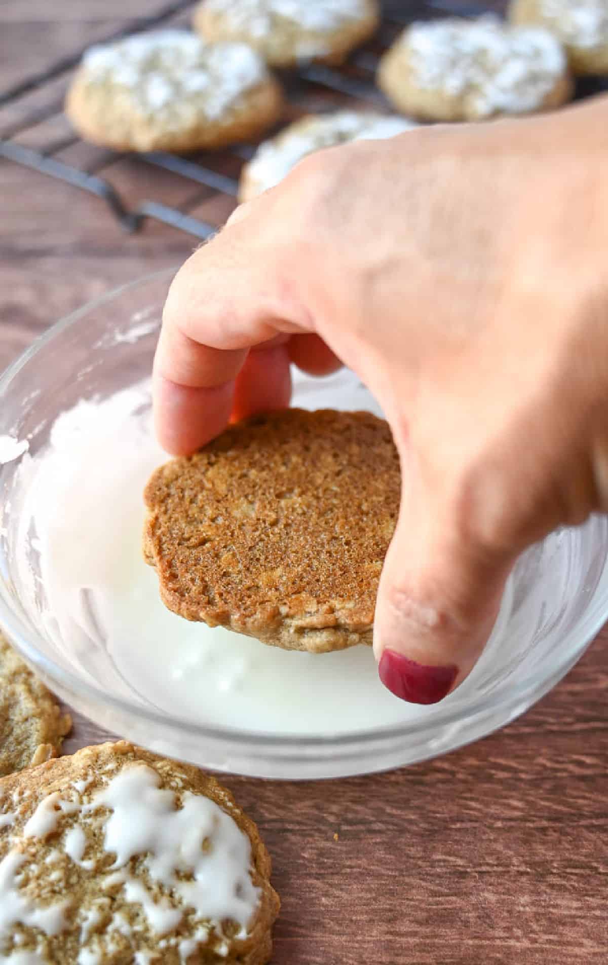 Una galleta de avena bañada en glaseado.