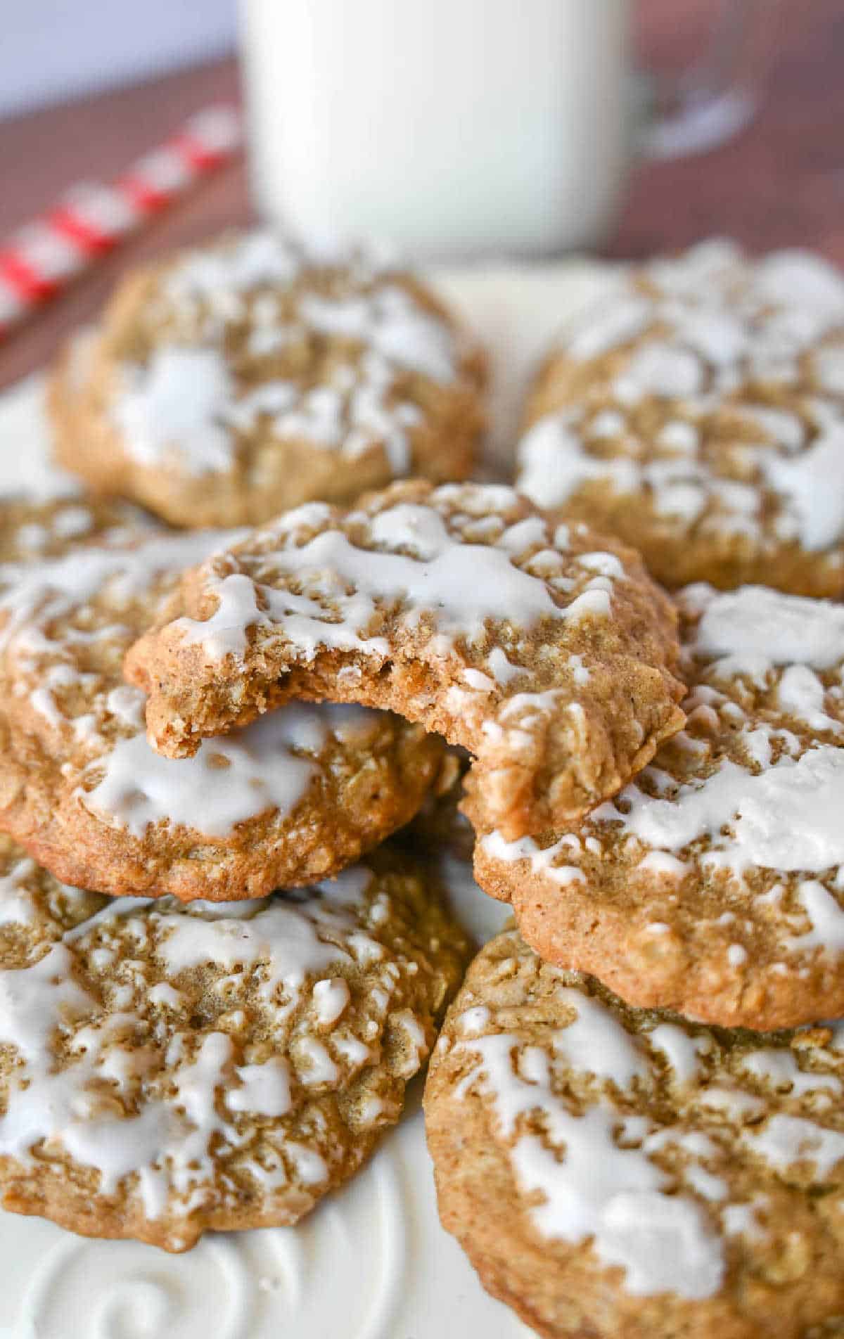 Un montón de galletas de avena pasadas de moda con un bocado encima.