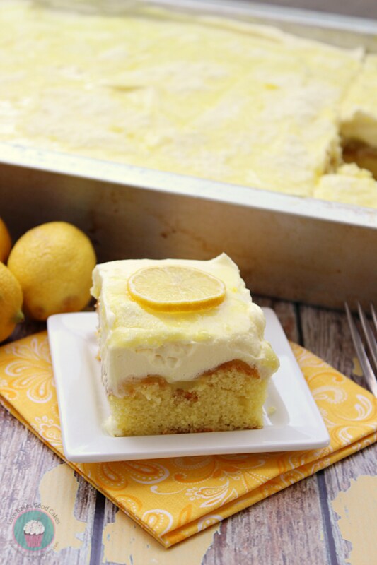 Pastel de limón supremo en un plato blanco con un tenedor.