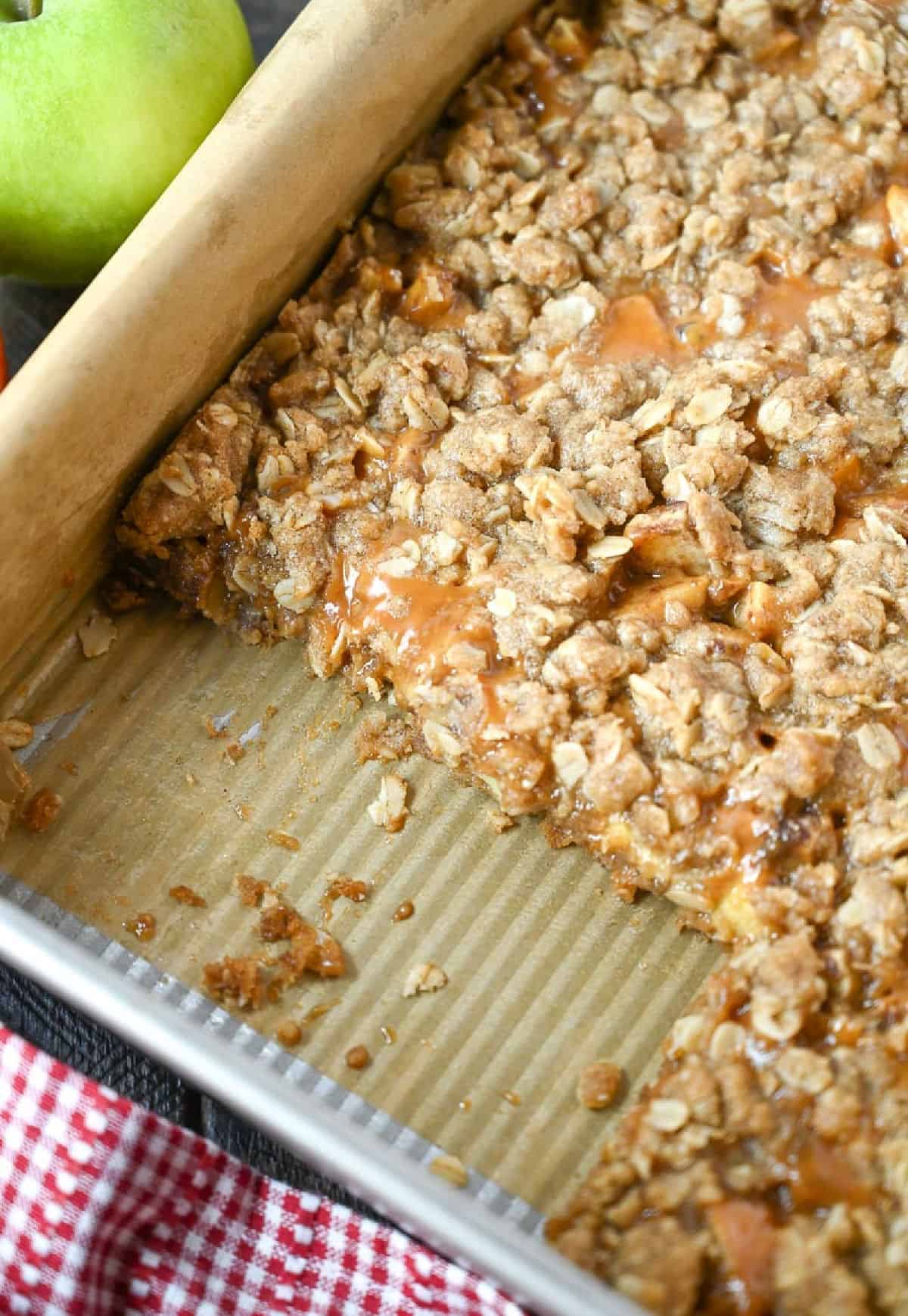 Crumble de manzana caramelizada en una cacerola de metal a la que le faltan algunas piezas.