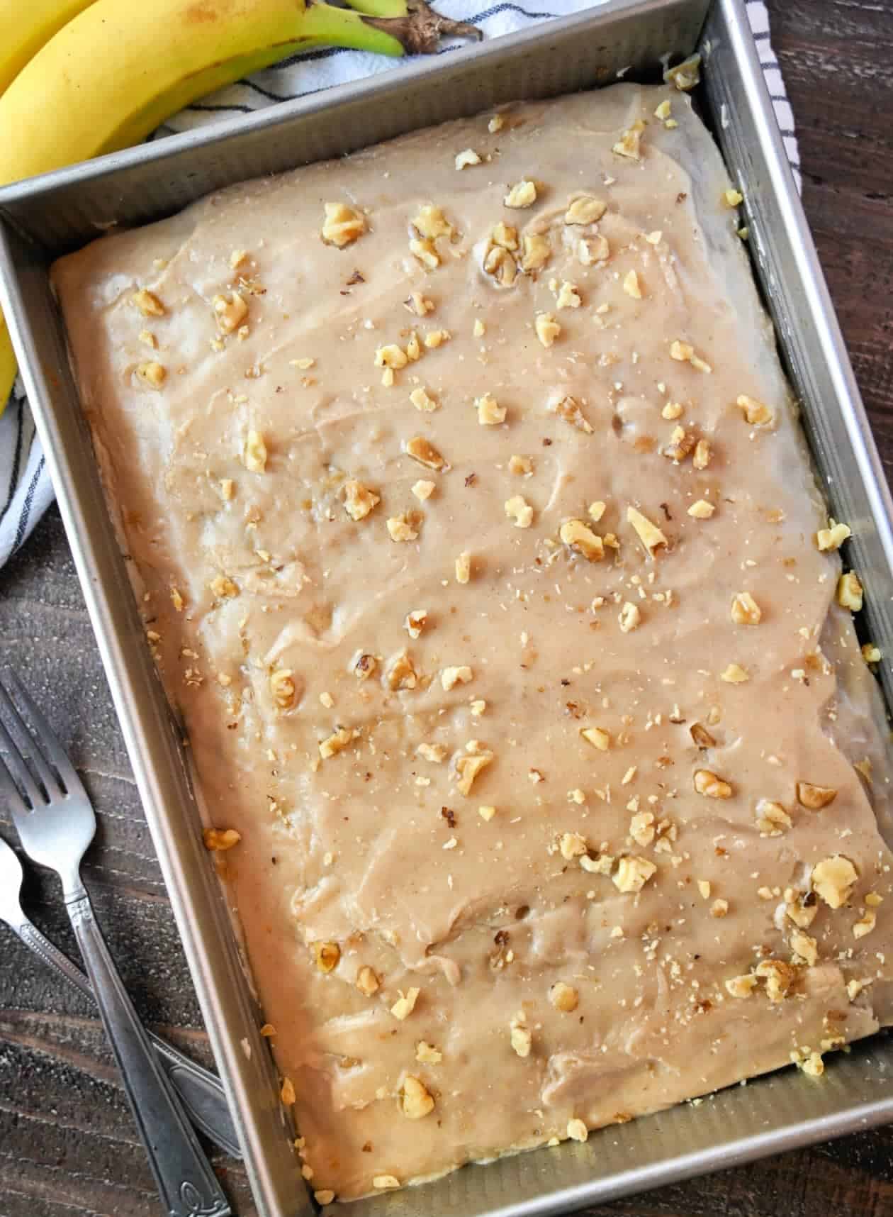 Torta asada con nueces picadas encima.