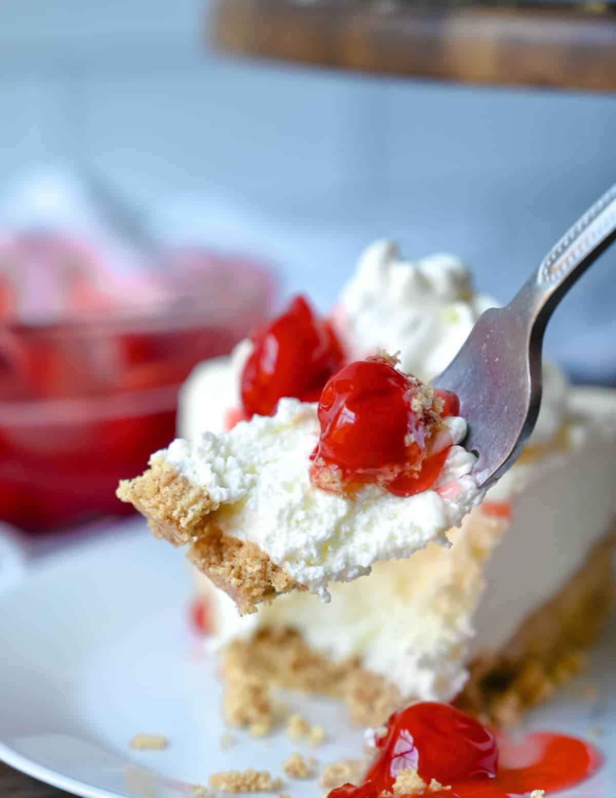 Un tenedor que recoge un trozo de tarta de queso sin cocinar.