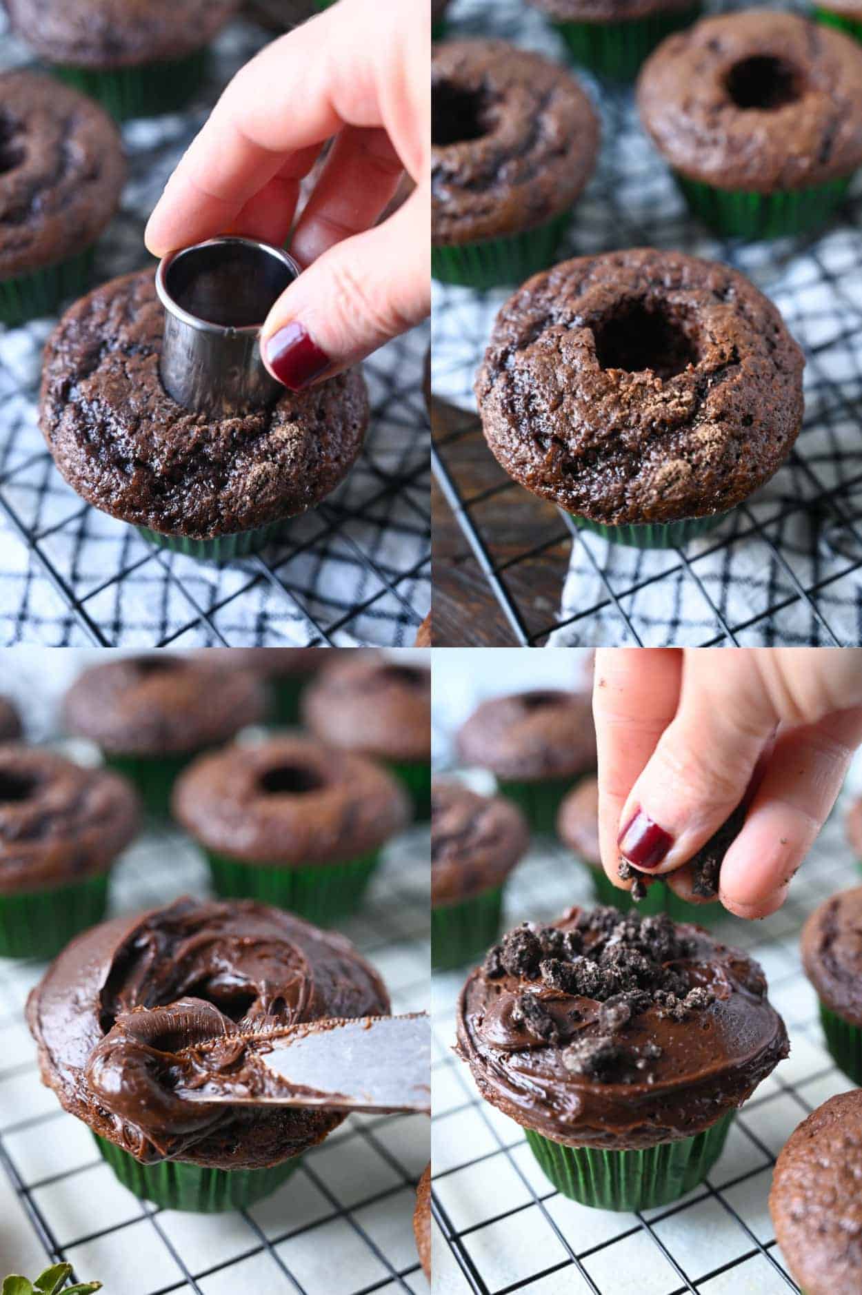 Cuatro fotos del proceso. El primero es una magdalena de chocolate que ha sido horneada y el centro está cortado para formar un agujero. Segundo, un agujero en el centro de la magdalena de chocolate horneada. Tercero, glaseado de chocolate esparcido sobre la magdalena. Cuarto, las migas de oreo se colocan encima del glaseado de chocolate.