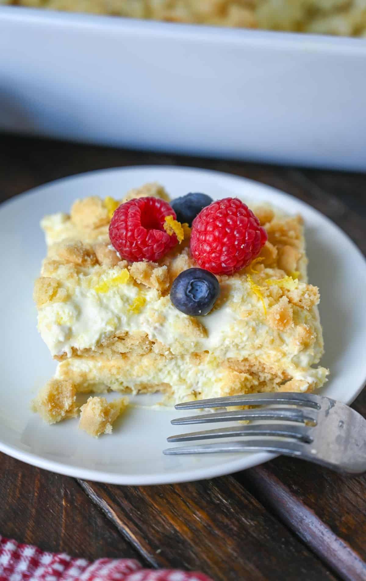 Postre de limón sin cocinar en un plato.