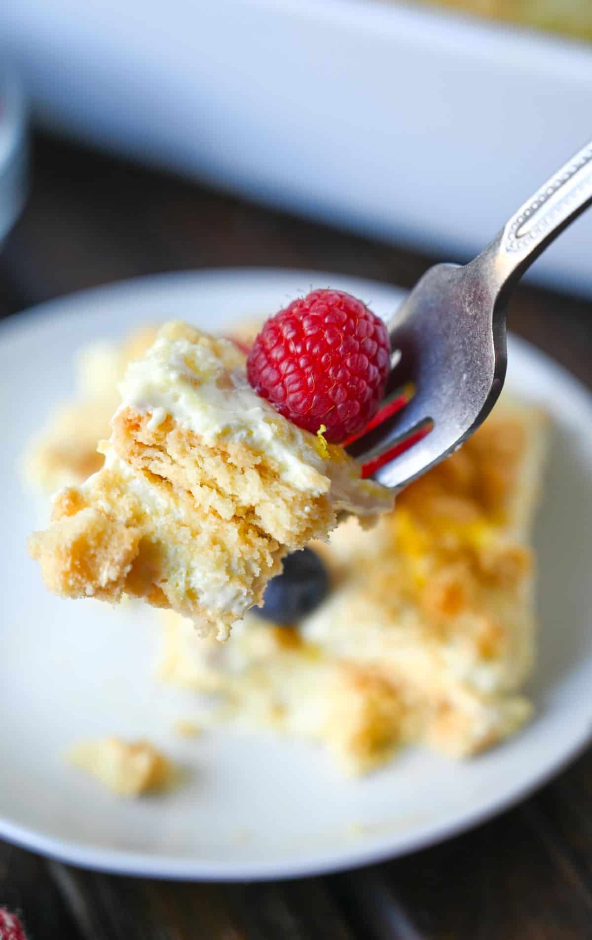 Un trozo de tarta de limón.