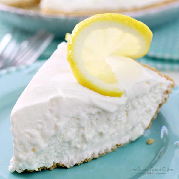 Tarta de limonada congelada en un plato azul con una rodaja de limón de cerca.