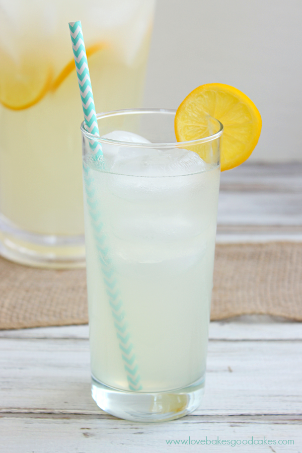 Limonada perfecta en un vaso con limón y pajita.