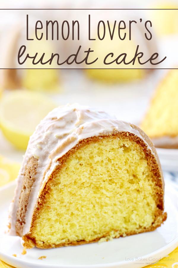 Torta Bundt de los amantes del limón en un plato blanco.