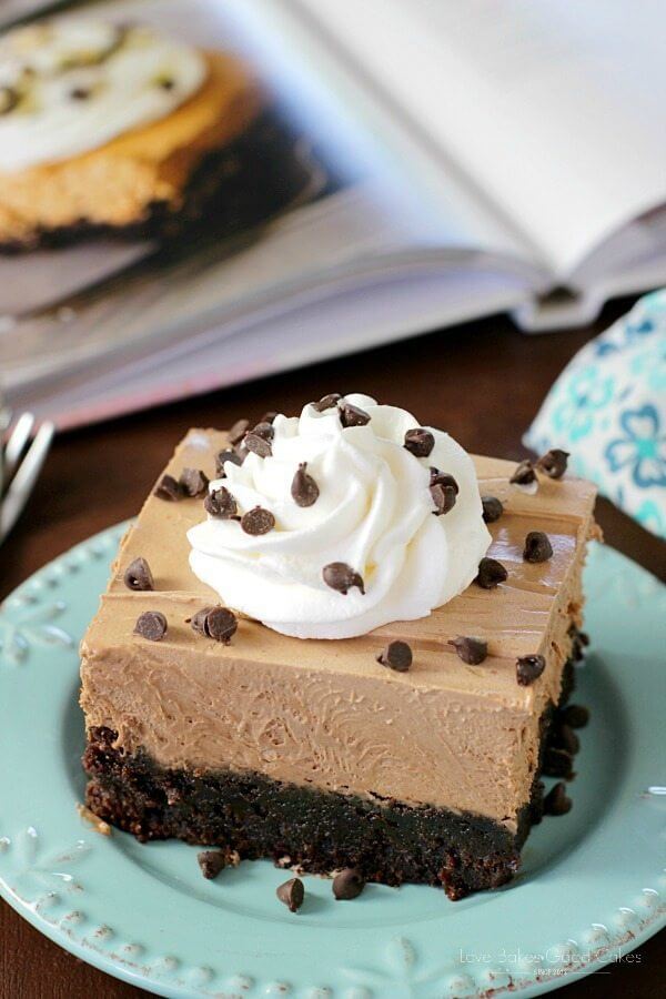 foto de brownies de seda francesa Brownie de pastel de seda francés en un plato azul con chispas de chocolate y un tenedor.
