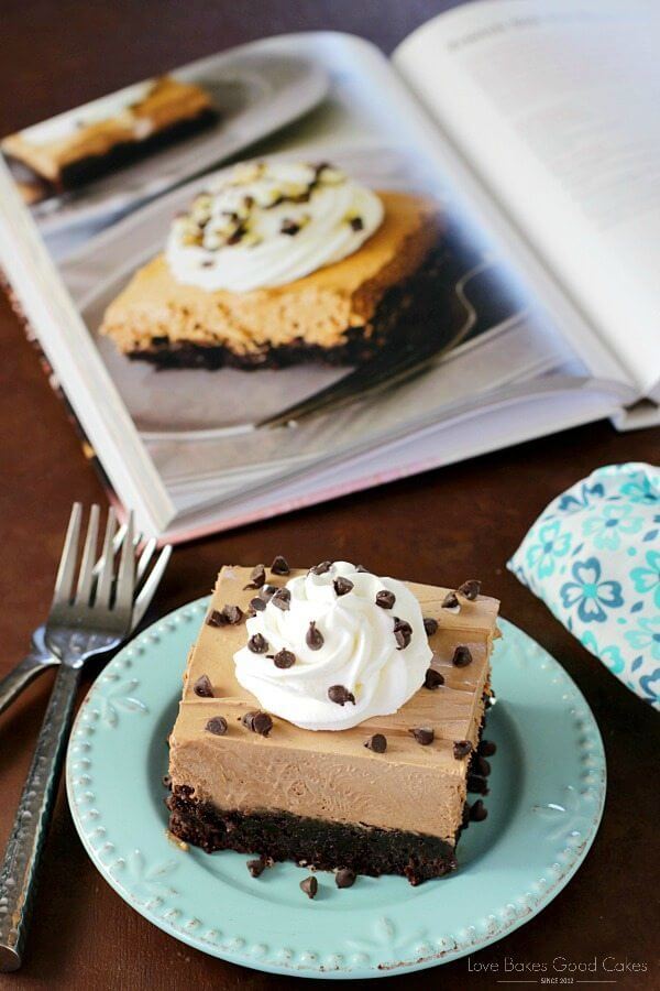 foto de brownies de seda francesa Brownies de pastel de seda francesa en un plato azul con chispas de chocolate y un tenedor.