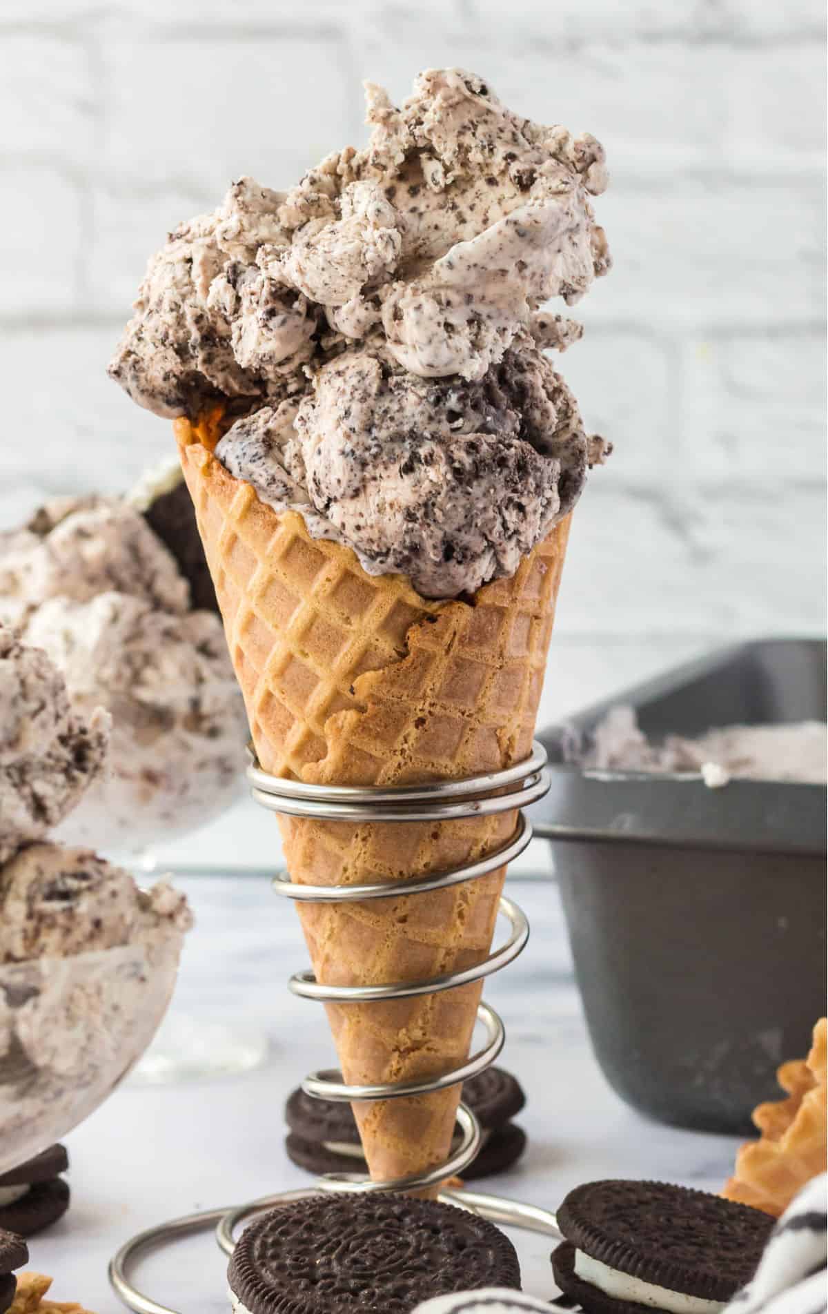 Helado colocado en un cono de galleta grande.