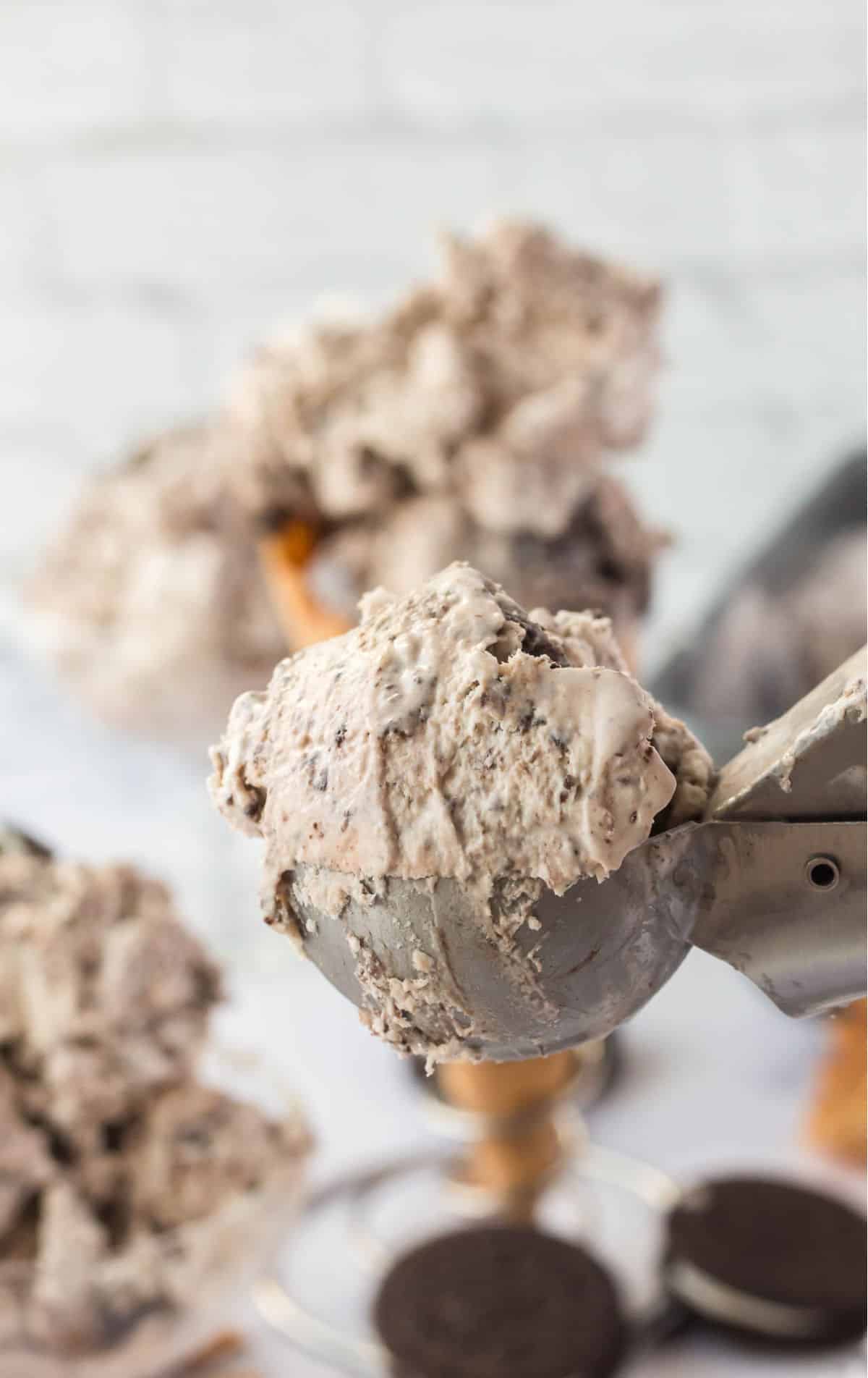 Una bola de helado en una cuchara.
