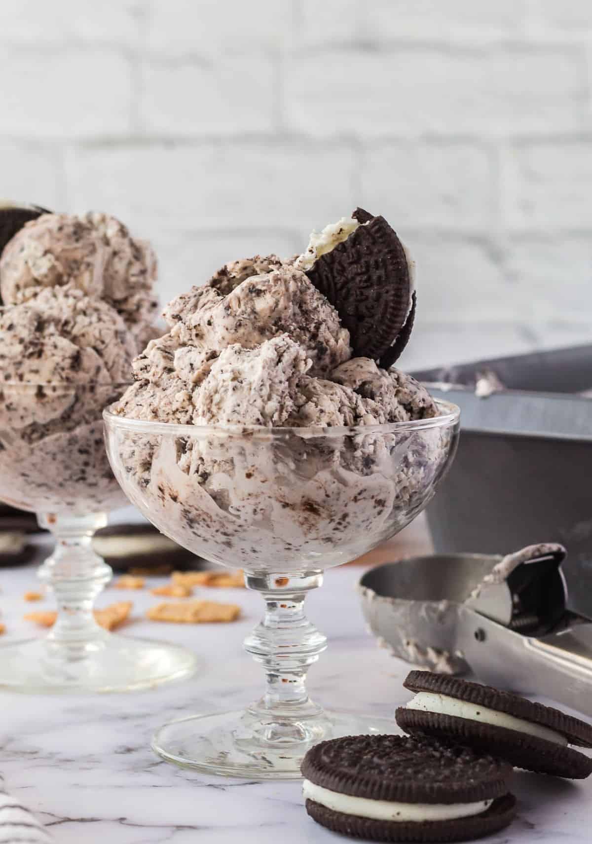 Helado en un bol con una oreo.
