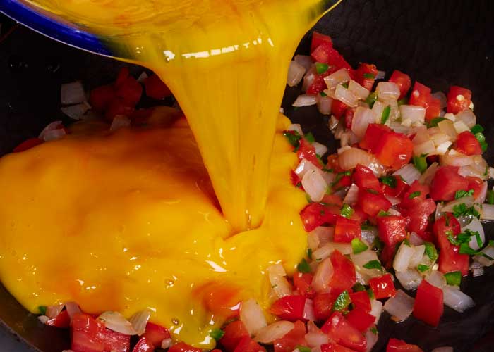 Añadir los huevos a la mezcla.