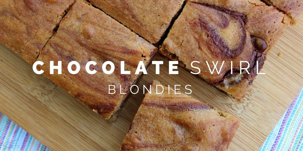 Chocolate Swirl Blondies cortado en cuadrados en una tabla de cortar.