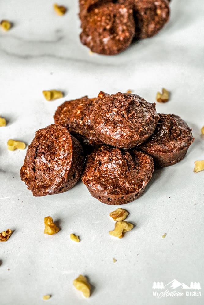 Trozos de brownie keto con nueces