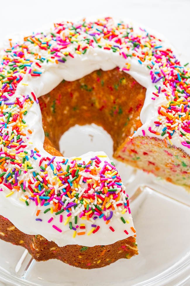 Pastel Funfetti Bundt casero fácil: ¡SIN mezcla de pastel en este pastel funfetti 100% CASERO que se espolvorea y tiene un sabor increíble! ¡Rápido, FÁCIL y la MEJOR receta de pastel de granizado funfetti!