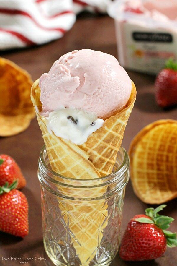Conos de gofres caseros en un frasco con fresas frescas.