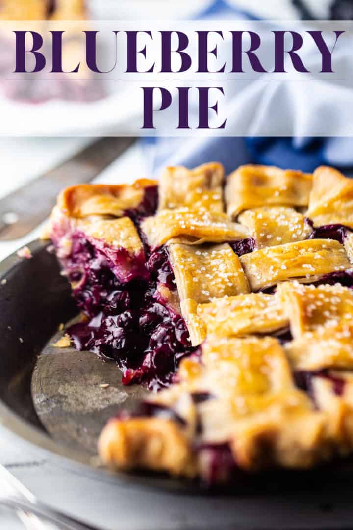 Receta de pastel de arándanos, preparado y horneado con una masa de celosía, con un texto superpuesto que dice 