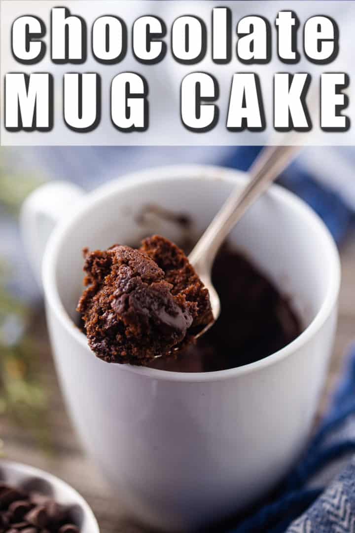 Receta de mug cake de chocolate, preparado y horneado en mug de cerámica blanca, con texto superpuesto que dice