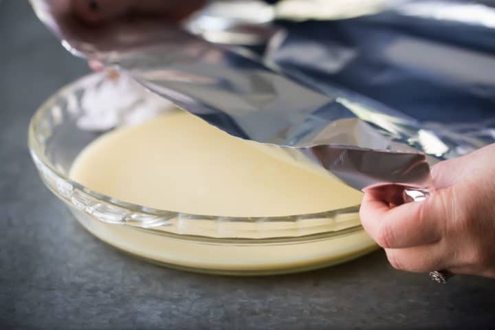 Cubre la leche condensada con papel aluminio.
