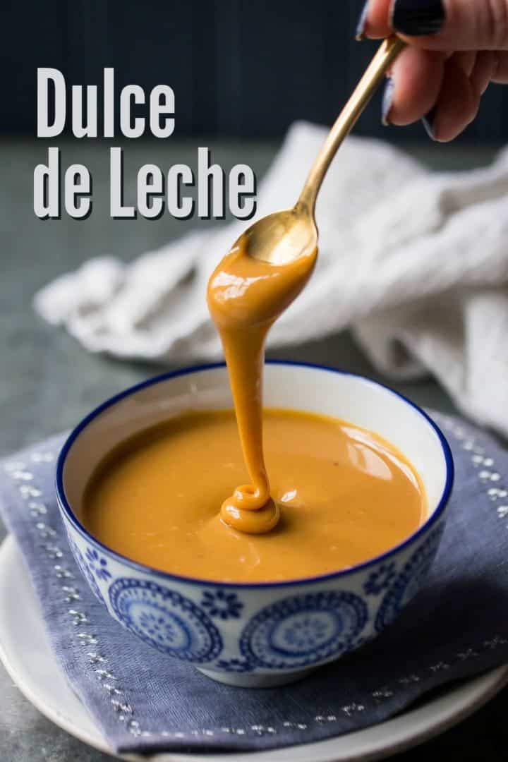 Cuchara de dulce de leche de un tazón, con texto superpuesto que dice