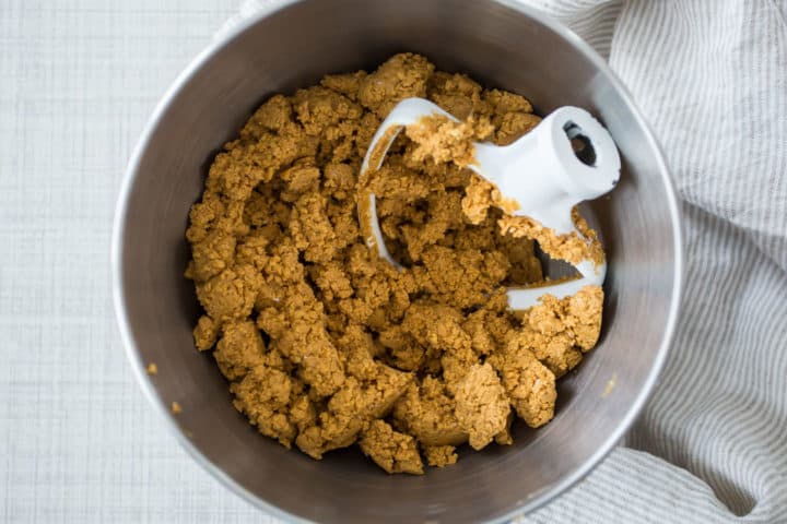 Mezcla para relleno de mantequilla de maní en un tazón con accesorio de paleta.