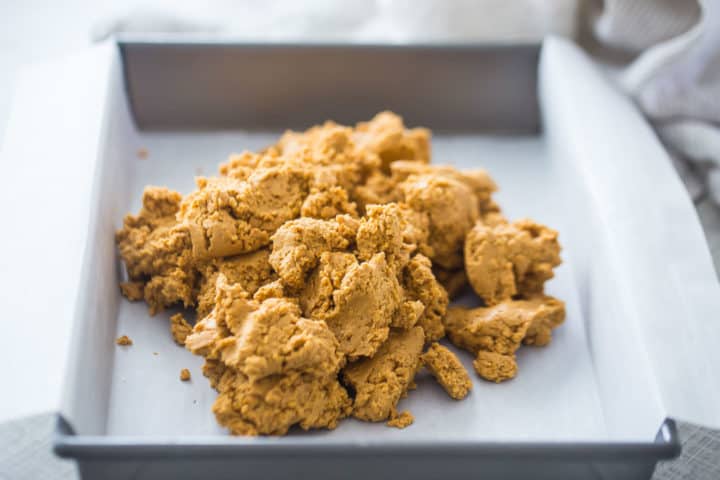 Mezcla de relleno de mantequilla de maní en un molde forrado con pergamino de 9 x 13 pulgadas.