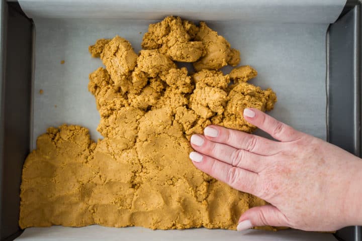 Presione los palitos de mantequilla de maní en la sartén.