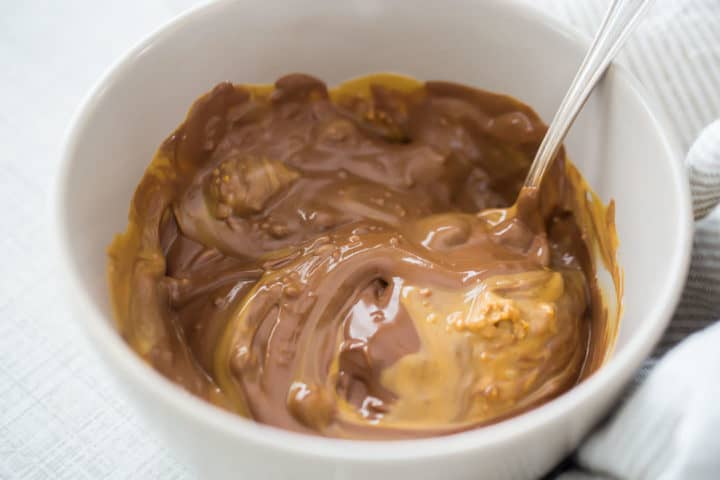 Cobertura para mezclar barras de mantequilla de maní.