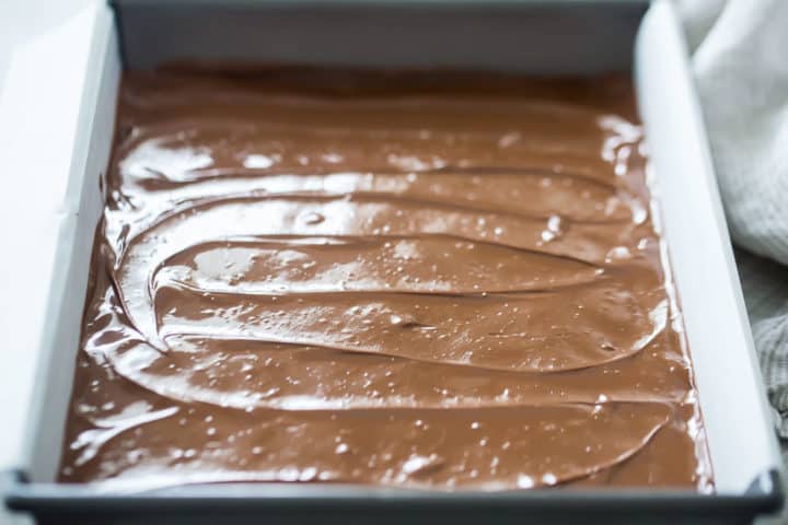Barras de mantequilla de maní ensambladas y listas para enfriar en el refrigerador.
