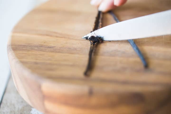 Retire las semillas de una vaina de vainilla con la punta de un cuchillo afilado.