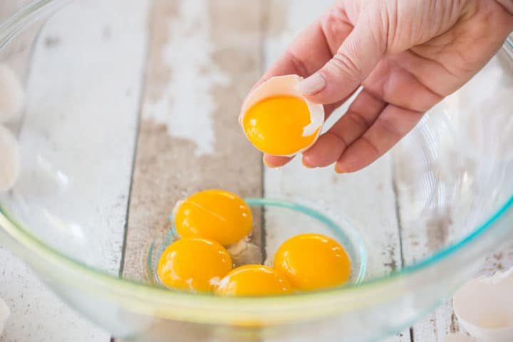 Separe los huevos y coloque las yemas en un tazón grande de vidrio.