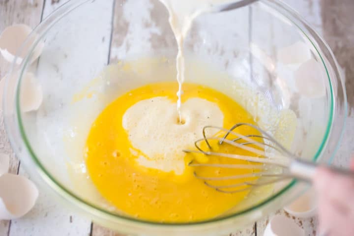 Sazone los huevos con crema caliente.