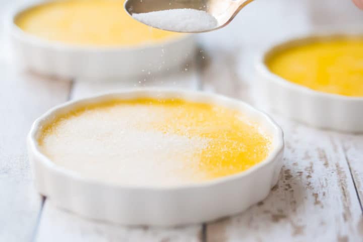 Cobertura de crema brulée con azúcar granulada.