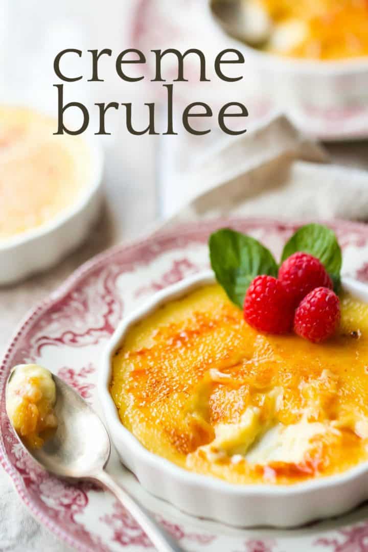 Plato llano de creme brulée con una cuchara de