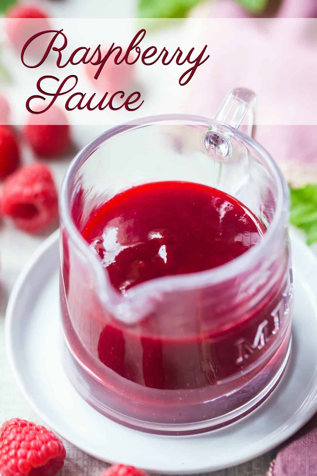 Pequeño frasco de vidrio de salsa de frambuesa sin semillas, con texto superpuesto que dice