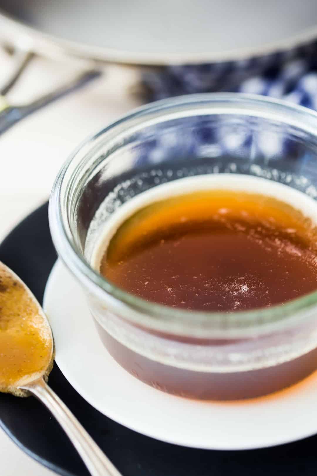 Primer plano de un pequeño recipiente de vidrio de mantequilla de avellana.