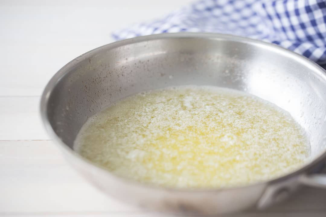 Hervir la mantequilla en una cacerola pequeña de acero inoxidable.