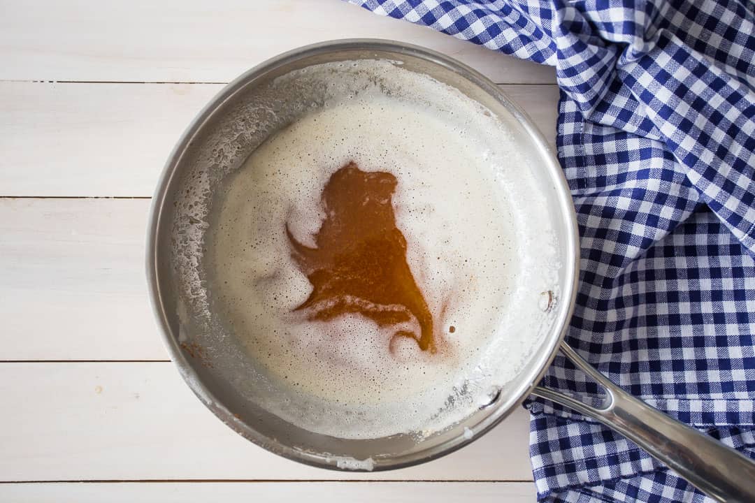 Dorar la mantequilla en una cacerola pequeña de acero inoxidable.