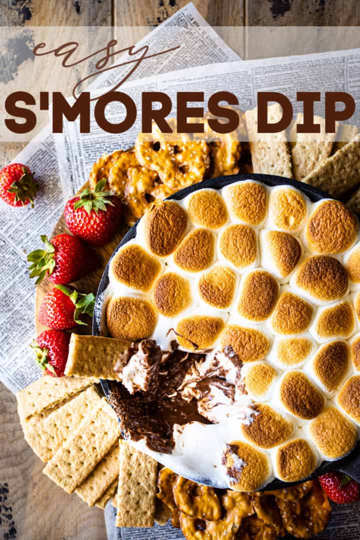 Imagen superior de salsa de s'mores con galletas graham, pretzels y fresas frescas, con un texto superpuesto que dice "Cómo hacer salsa S'mores."