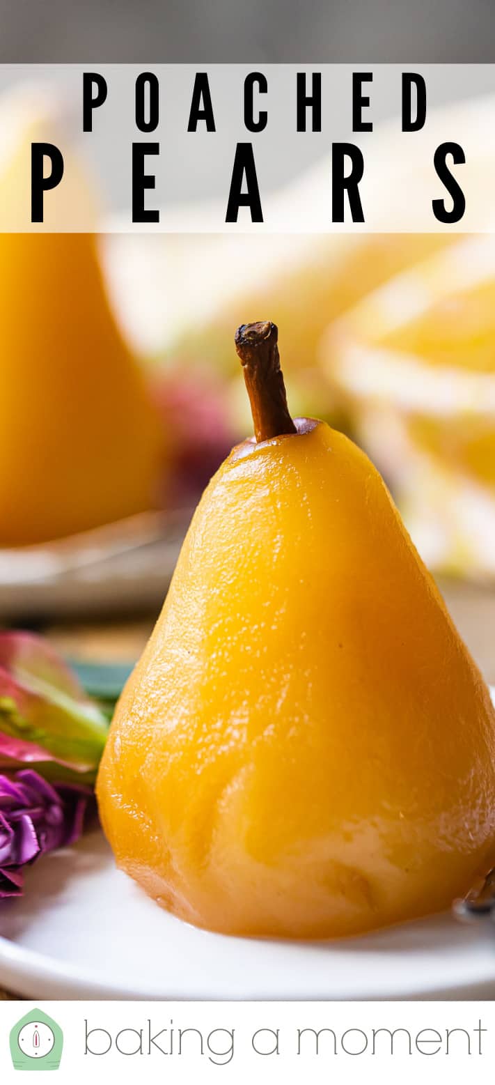 Receta de peras escalfadas, preparada y servida en platitos, con texto superpuesto que dice