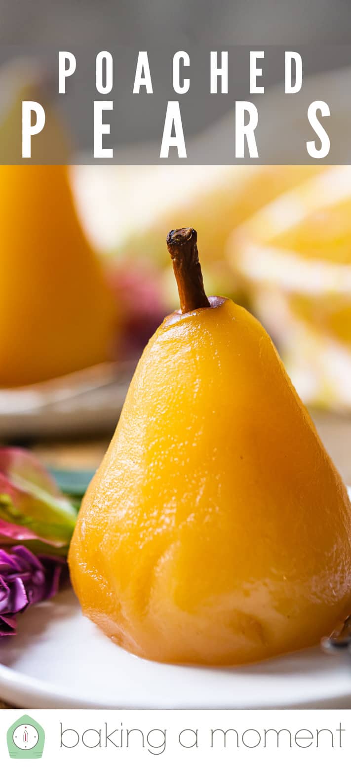 Receta de peras escalfadas, preparada y servida en platitos, con texto superpuesto que dice